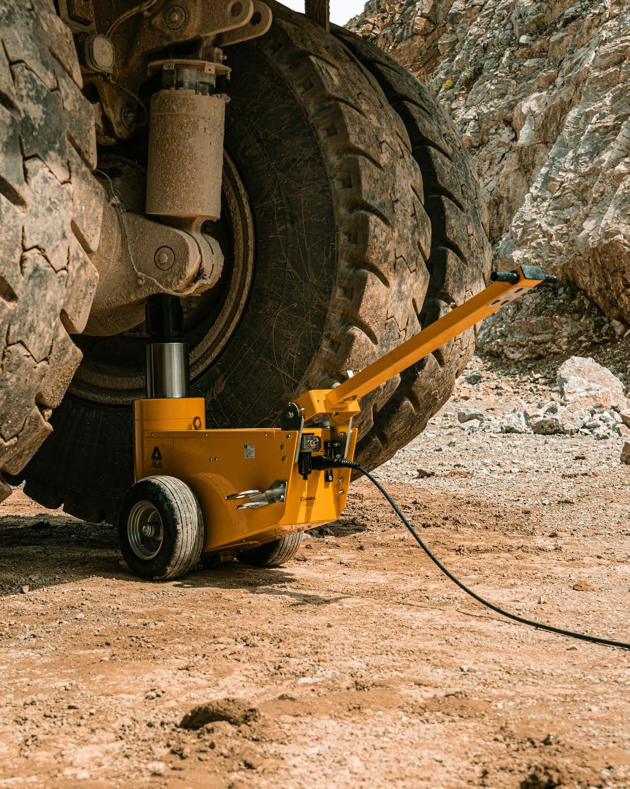 Gato Cattini Mammut en operación de elevación de dumper minero